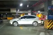 影/撞擊測試片！高雄三寶休旅車連2次「考驗」賓士鈑金　他笑翻：要跑掉了