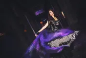 出道30週年！53歲莫文蔚當超級名模　化身「性感貓女」辣曬S曲線