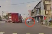 影/奪命血滴子！拖板車百公斤輪胎脫落飛滾　驚悚砸凹轎車鈑金