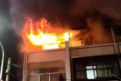 快訊/嘉義「知名早餐店」頂樓深夜火警　「火舌竄出窗戶」2戶慘延燒8人逃命