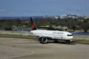 身障男搭飛機竟沒有輪椅協助　機組員冷血看他爬行到出口