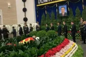 李克強逝世告別式現場曝光　遺體覆蓋黨旗躺鮮花...李鵬兒子前往悼唁