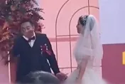影/結婚接吻「新郎秒擦嘴新娘乾嘔」　互相嫌棄？真相大反轉