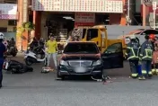 影/騎士遭賓士鏟倒驚悚輾過　民眾抬車救人驚險畫面曝