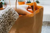 小氣親戚「送整盒蛋黃酥」還熱情勸吃！他翻過包裝：過期2星期　家人全吃下肚