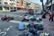 影/高雄67歲婦開車暴衝！等紅燈機車「打保齡球撞1死7傷」