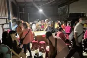 影/「鐵皮鴿舍」竟藏天九牌職業賭場！高雄警甕中捉鱉逮78人　最資深賭徒75歲