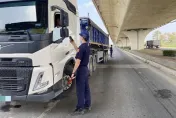 扯！砂石車隊7車超載「全部70噸起」！超重逾1倍　警祭百萬罰單