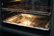 烤箱油垢爆難清？ 教你「5個不費力清潔作法」：蘇打粉加1飲品秒乾淨溜溜