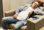 67歲澎恰恰「登台10分鐘突倒下」急送醫！兒子：爸爸為了工作堅持硬撐