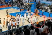 影/CBA本季最大規模衝突　國家隊球員「抱摔撂倒對手職員」護隊友