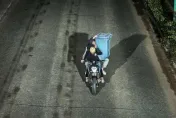 2男深夜扛「巨型垃圾桶」街頭狂飆　警循線查獲小偷集團一舉破7竊案