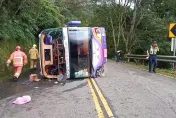 影/遊覽車翻覆駕駛遭起底　6年違規6件「省道超速、未依標誌行駛」