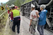 影/下坡失速！遊覽車翻覆釀1死38傷　乘客憶驚魂瞬間不到「2分鐘」就翻了
