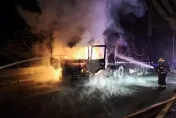 國1林口段驚險火燒車！他聞到異味逃生　下秒聯結車頭燒成火球成廢鐵