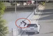 影/揪心畫面曝！狠母扔3歲女兒入池塘　「任其水中掙扎」騎車離開