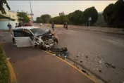 影/苗栗水泥車、小車路口對決！氣囊爆車頭毀　駕駛、乘客幸輕傷