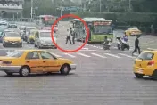 影/公車總統府前急煞停止不動　司機疑中風警協助送醫急救