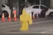 影/恐怖片！彰化溪州半夜「行走雨衣」過馬路　民俗專家：車禍亡靈未超渡