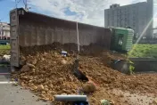 影/飆仔砂石車司機！紅燈煞車不及「撂倒3車」　翻倒一旁現場畫面曝