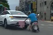 影/「怪盜阿伯」追轎車秒抽遮住車牌毛巾　知情網友曝真相