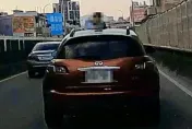 影/橋上行駛轎車天窗冒出小孩　警：已違規但無法舉發