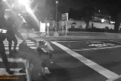 靈堂祭拜引衝突！3人大街棍棒狠鬥　警到場立刻深蹲手舉高投降
