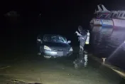 影/導航帶錯路！要去教會卻開進石門水庫　駕駛發現車進水驚逃