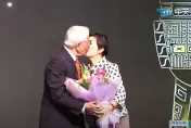 影/張忠謀與夫人張淑芬親吻放閃！榮獲「李國鼎獎」：沒有他就沒有台積電