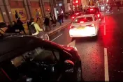 你在開玩笑？司機開車「手動看片」　廣播員目驚睹「上下擼動」