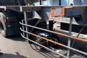 快訊/內輪差釀禍！高雄聯結車迴轉擦撞機車　騎士跳車驚險自救