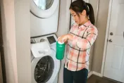 洗衣精加多少才夠？家事達人曝「最佳用量」　加1物洗更乾淨