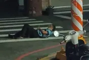 活膩了？詭異大叔深夜躺「斑馬線」上滑手機　網噴：車壓到算誰的