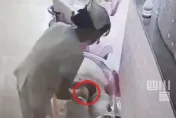 影/夭壽！月子中心護理師把嫩嬰打到「腦出血」　下跪求饒畫面曝光