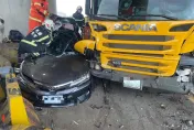快訊/3輛載瓦斯貨車猛撞大貨車跟轎車！桃園平鎮嚴重追撞車禍　4人受困搶救中