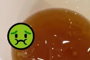 高雄不意外？漢堡王飲料驚見小強　店家竟回「無法判斷異物」怒投訴