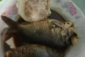 他吃2條「蔥燒鯽魚」...給500等找錢　未料竟不夠網笑「月球買來的？」