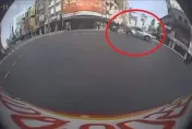 影/神風特攻隊？台南女高速闖紅燈…遭轎車擊落影像曝光