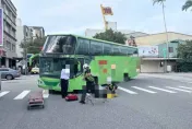 花蓮遊覽車轉彎撞9旬老翁！疑因視線死角險奪命