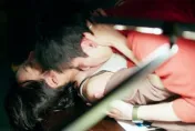 修杰楷慘戴綠帽！賈靜雯辦公室「腳纏上演18禁」　小鮮肉狂野吻耳朵全紅