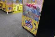 「賠償100倍」4歲兒擅取娃娃機商品！媽媽遭恐嚇賠10萬…報案結果出爐