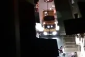 影/窄巷違停進不去！垃圾車運將不忍了　廣播開罵5分鐘「我不是你小弟！」