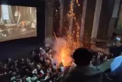 影/主角登場太興奮！印度粉絲電影院嗨放煙火　民眾尖叫四處竄逃