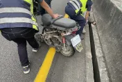 快訊/太危險了！74歲翁騎機車逆向誤闖國3竹崎段　他遭轎車撞翻頭部受創送醫