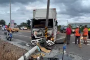 快訊/台東2車停紅燈遭聯結車追撞！路邊電桿攔腰折斷　撞擊瞬間影像曝光