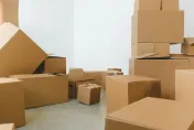 忘恩負義！快遞員好心幫流浪狗建屋　對方竟偷走貴重包裹害他慘賠