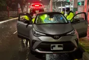 影/又是低血糖釀禍！淡水男開車擦撞輕軌護欄　警緊急救援幫拉手煞車