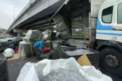 影/密集恐懼症勿入！台中鷗翼聯結車疑似門沒關好　過彎幾十萬個寶特瓶灑出來