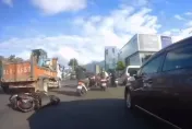 影/驚悚畫面曝！女騎士北投追撞前車　倒地遭大卡車輾過骨折送醫