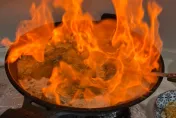 天冷吃麻油雞...她煮到鍋子燒起來！　內行授「安全1招」湯更甘甜